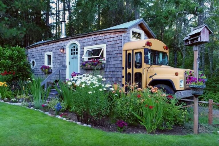 Transforming a school bus and an old container into a house – this family did it!